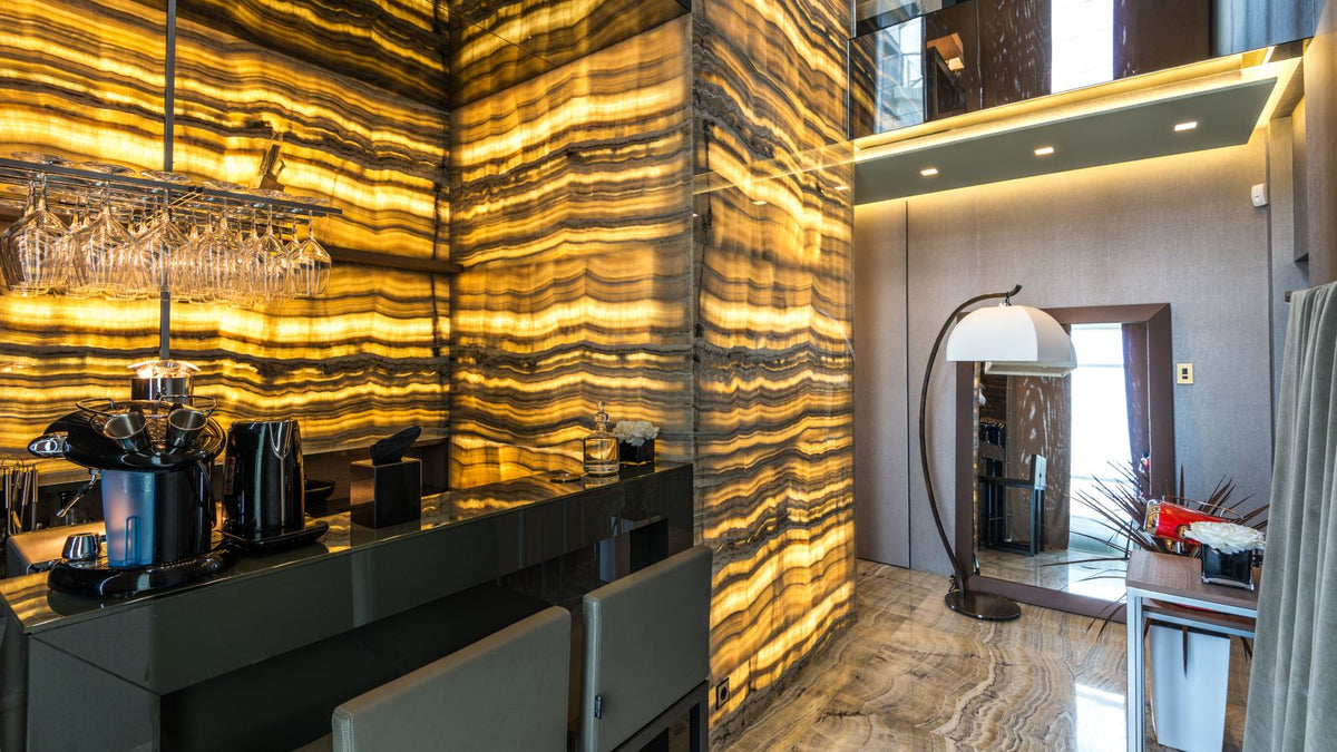 Chambre luxueuse aux textures riches et à la lumière douce