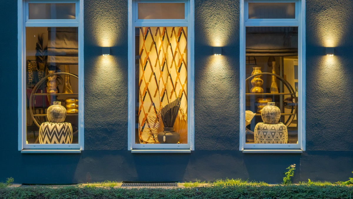 Façade éclairée le soir par des appliques extérieures noires