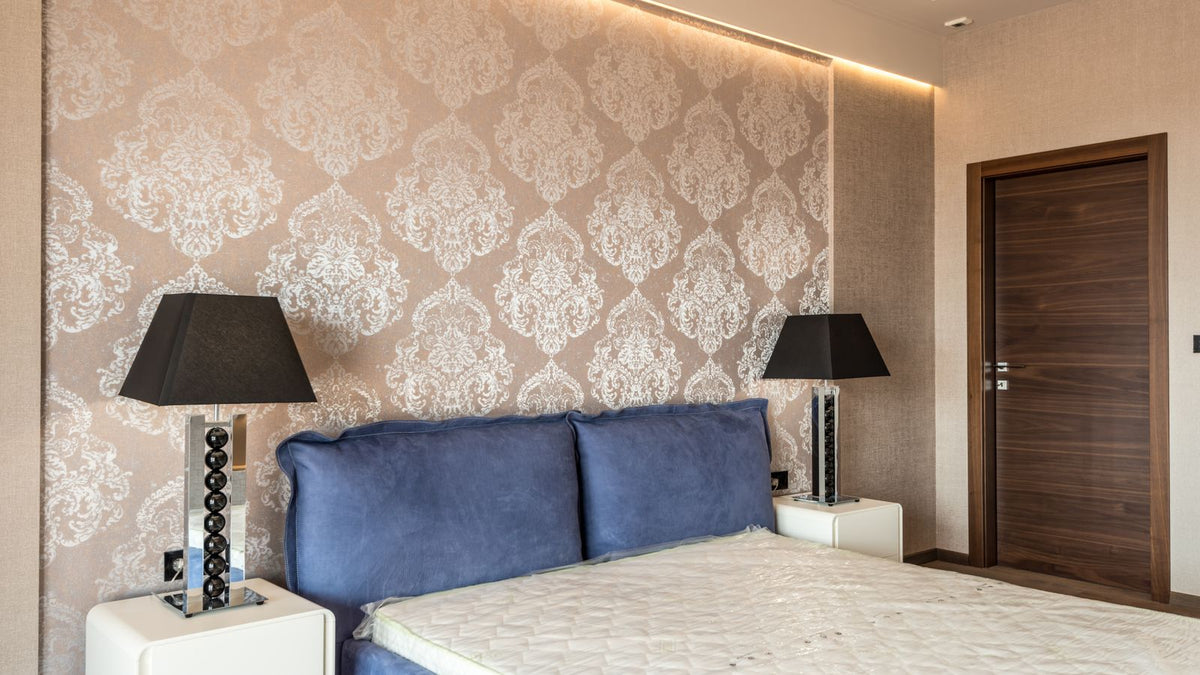 Chambre chaleureuse avec lampes de chevet allumées de chaque côté du lit