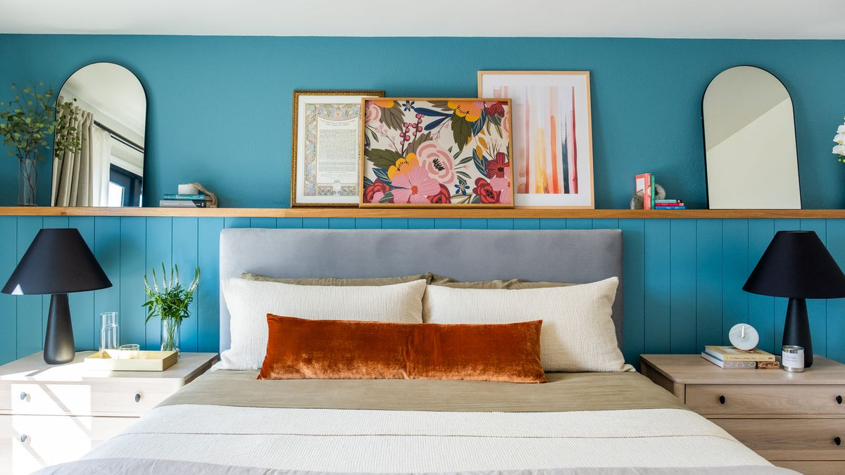 Chambre au mur bleu avec deux appliques murales symétriques