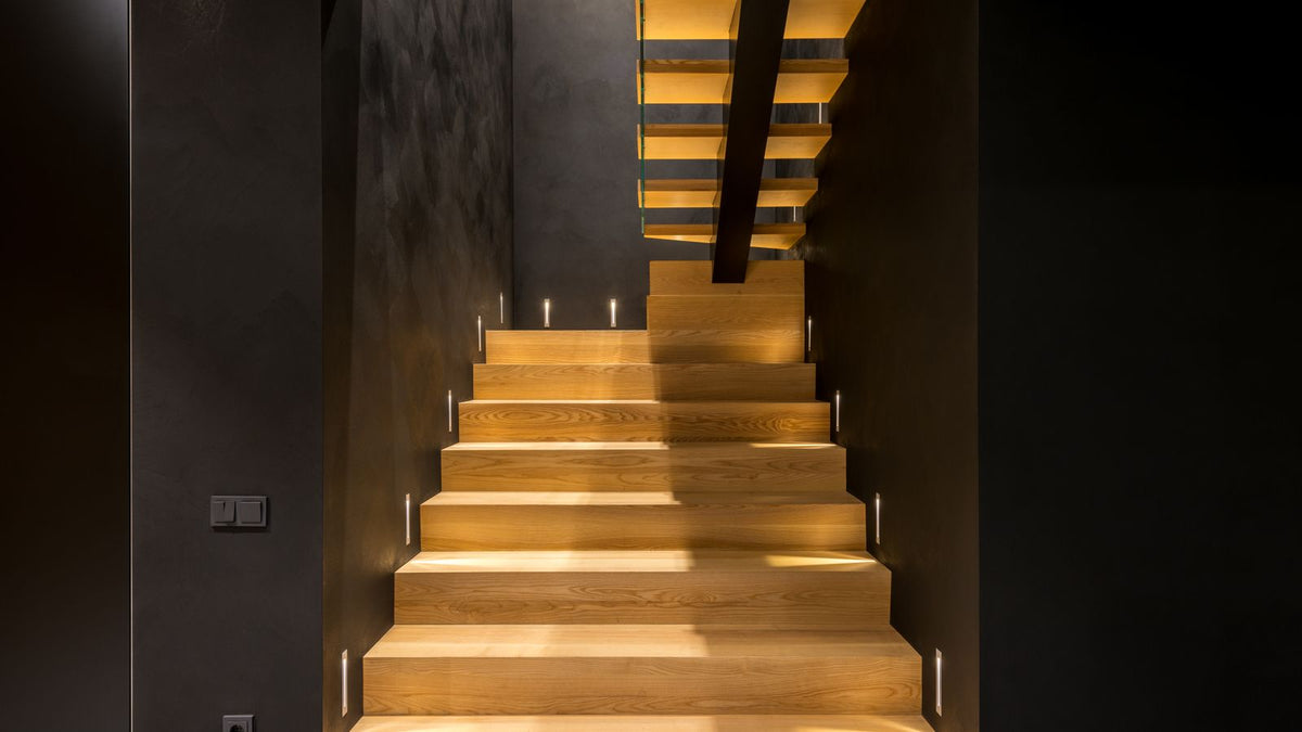 Escalier en bois élégant souligné par un éclairage d'ambiance