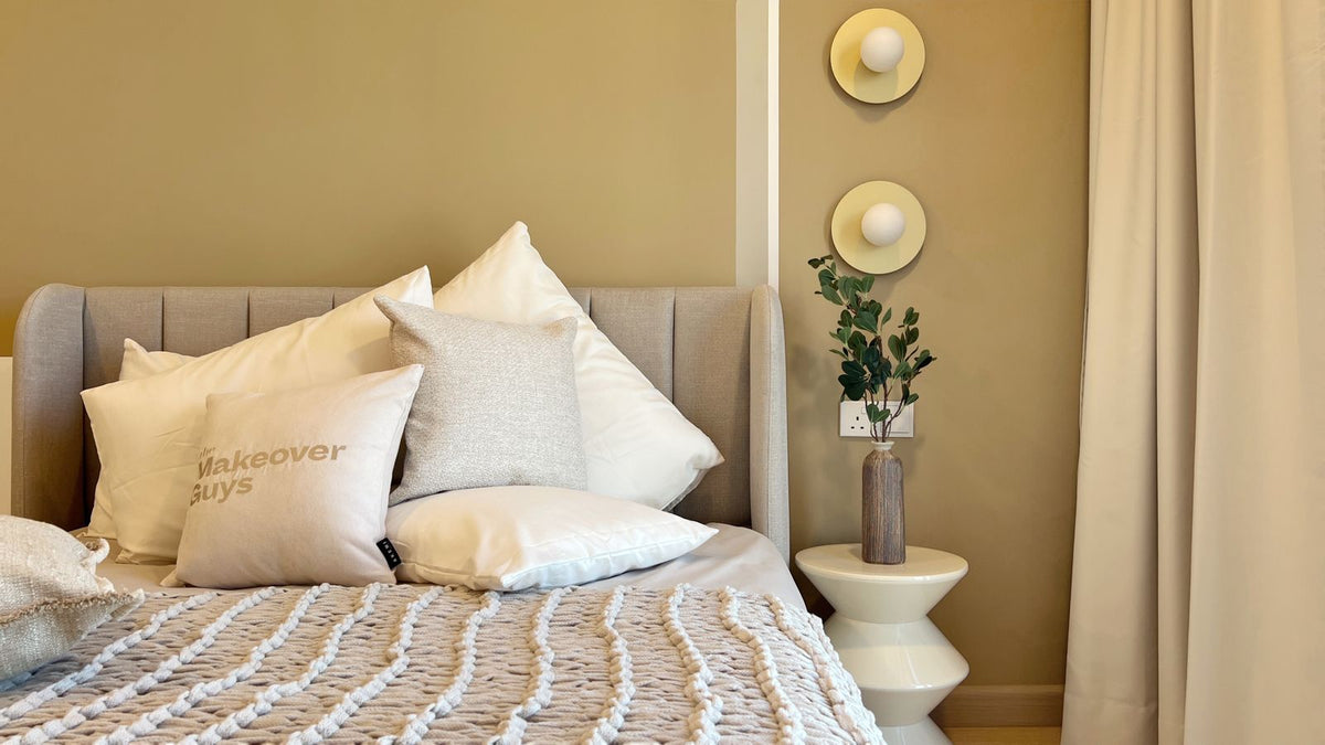 Chambre aux tons naturels avec décor en rotin et applique murale