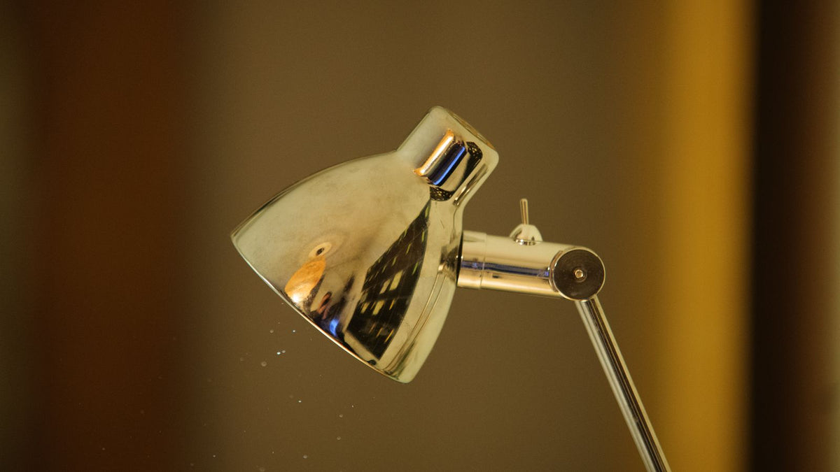 Lampe de bureau métallique élégante vue de près