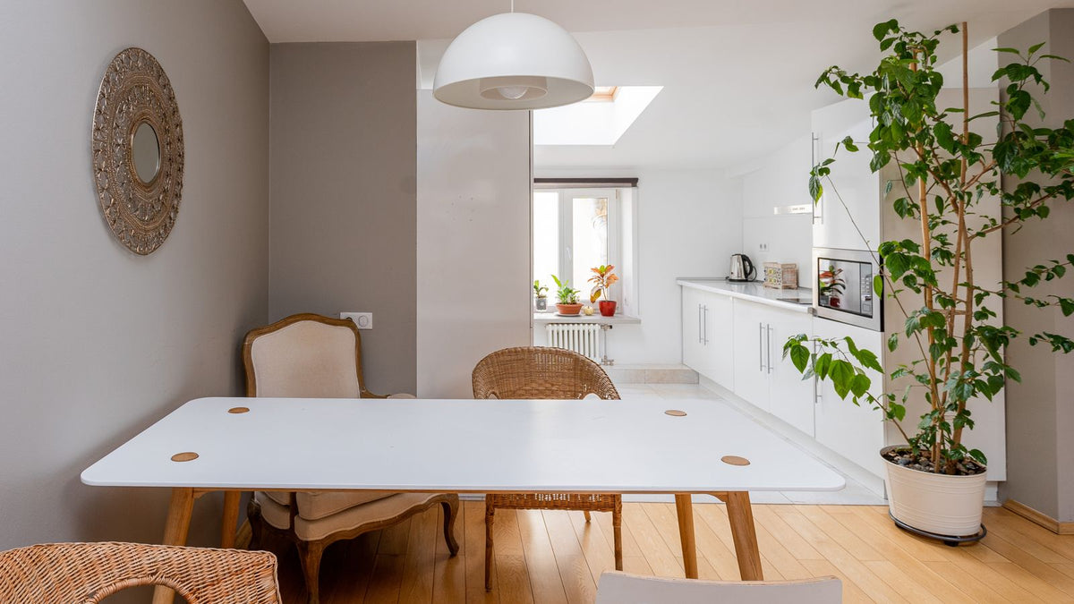 Salle à manger lumineuse avec suspension installée au-dessus de la table