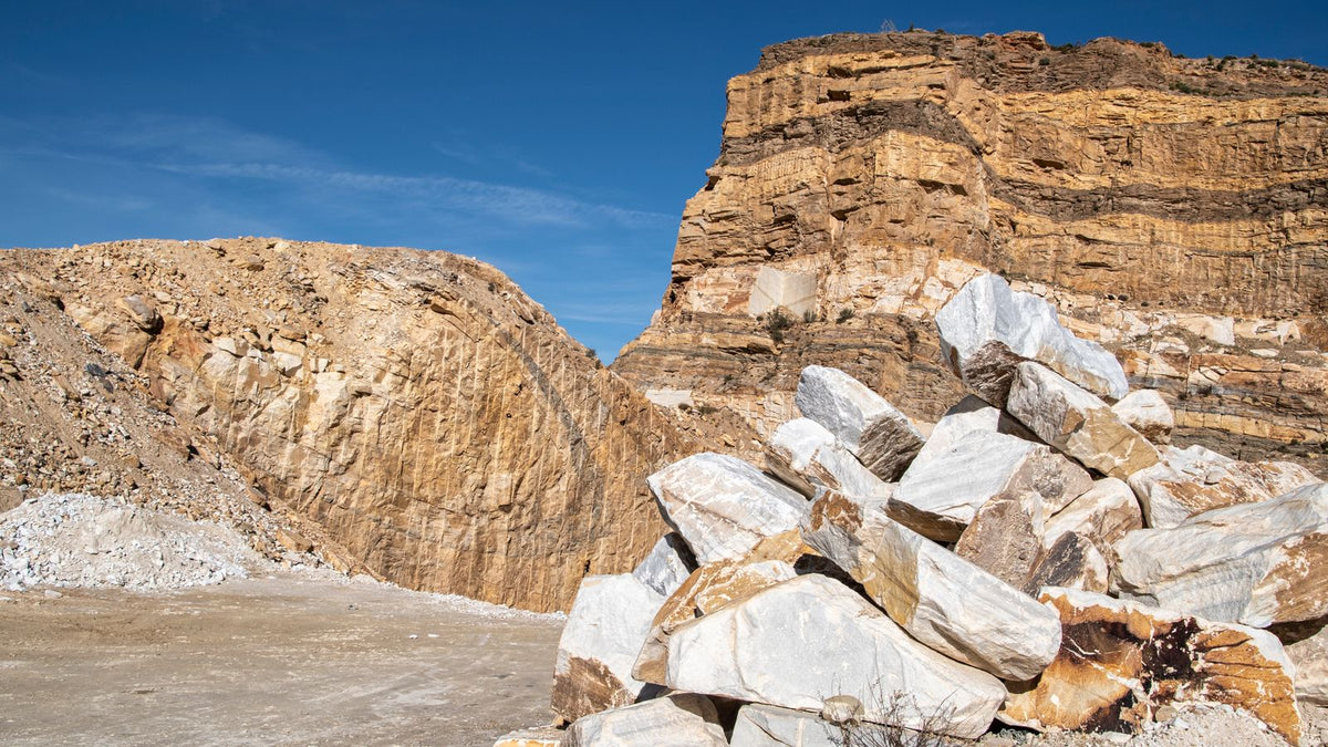 Carrière de pierre à ciel ouvert, blocs de travertin sous un ciel bleu