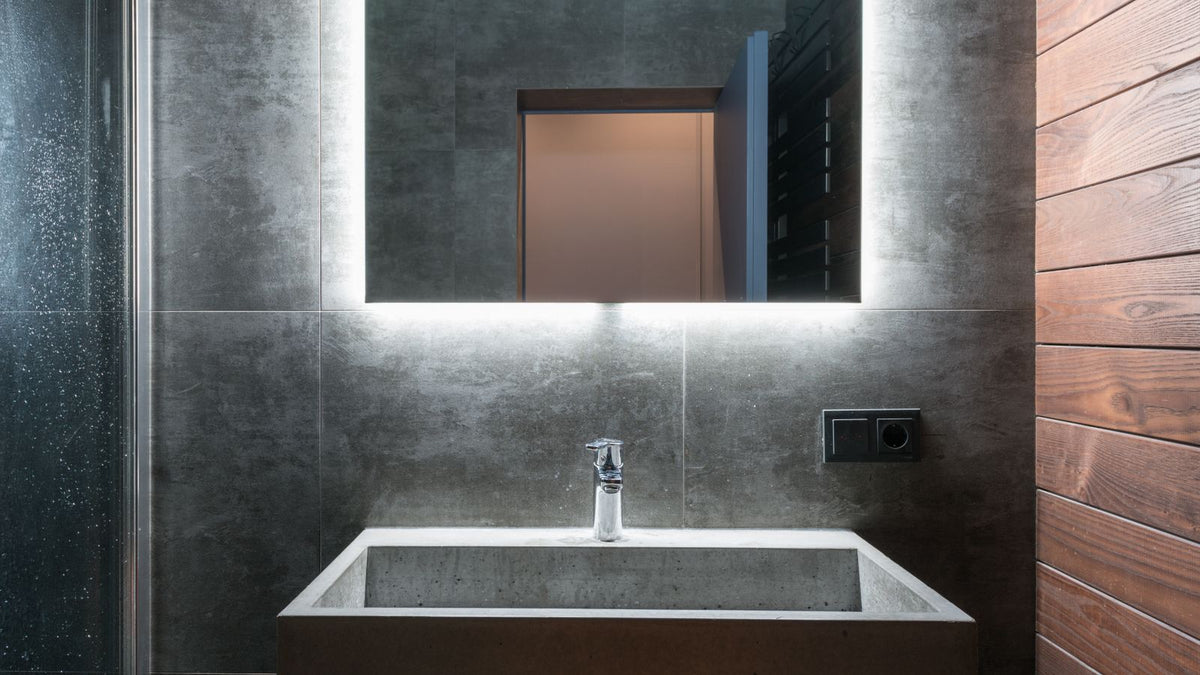 Salle de bain moderne avec miroir éclairé sans ombre portée