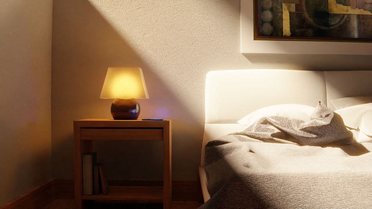 Chambre chaleureuse éclairée par une lampe, sans plafonnier