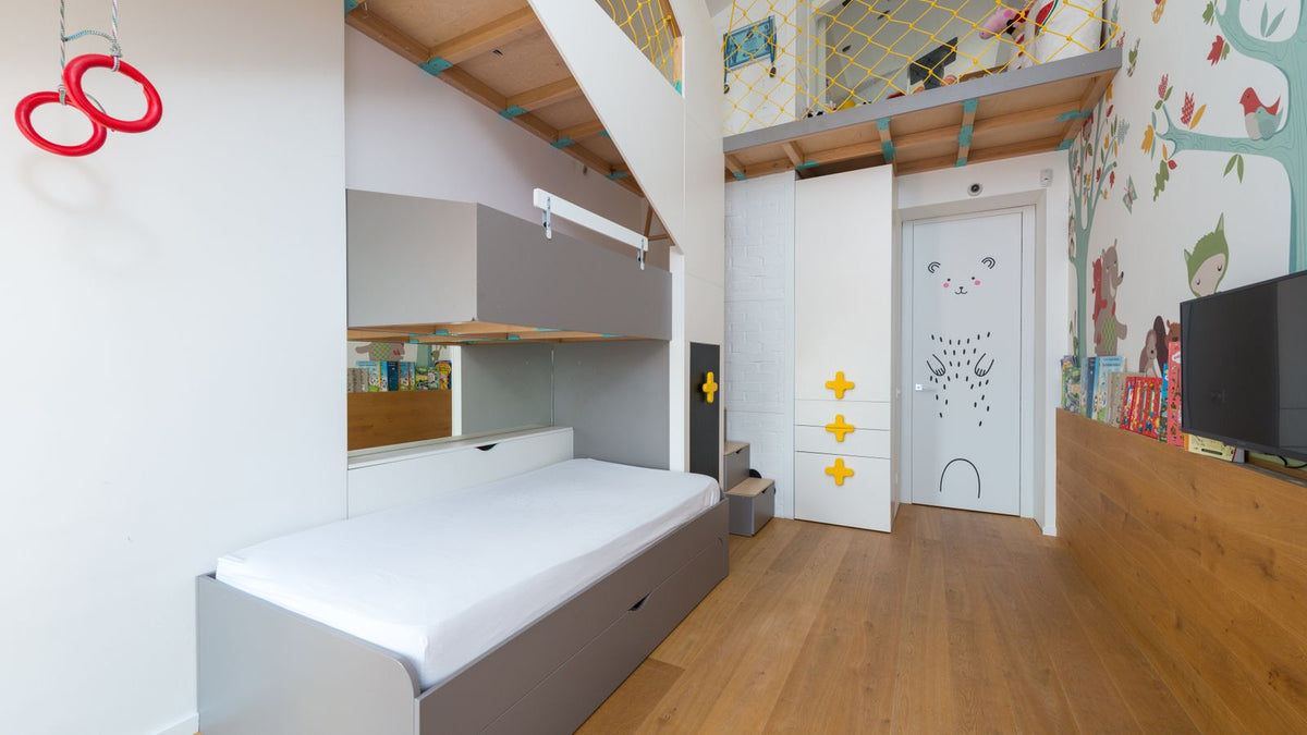 Mezzanine lumineuse aménagée en chambre sous le toit