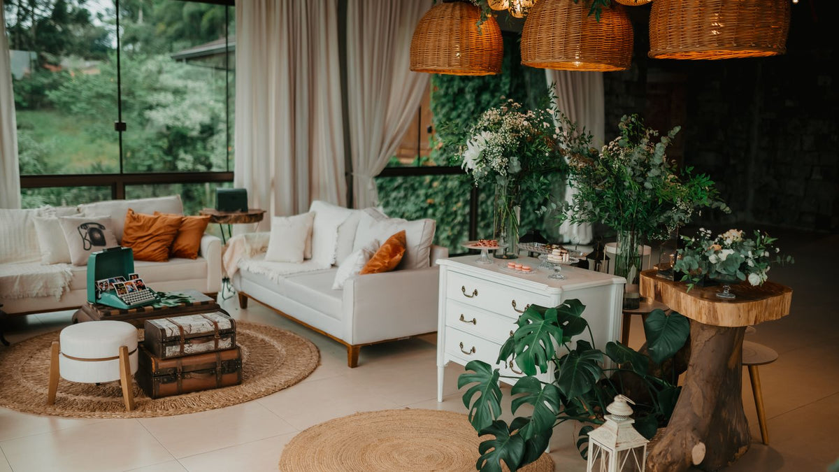 Salon aux suspensions en rotin et plantes, luminaires bien entretenus
