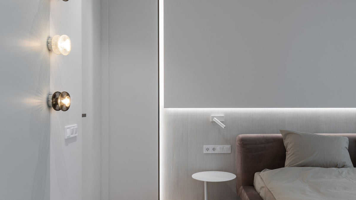 Chambre avec applique murale et interrupteur à bonne hauteur