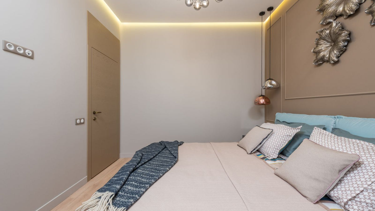 Chambre apaisante éclairée par un ruban LED stable au plafond