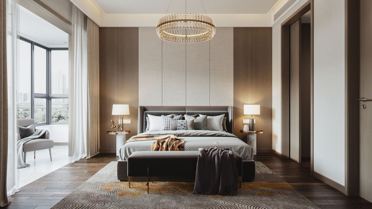 Chambre sereine aux tons beiges éclairée par un lustre rond