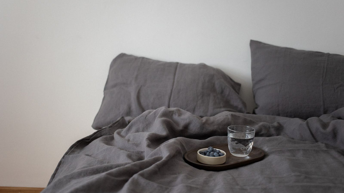Chambre minimaliste au linge de lit en lin froissé et tons naturels