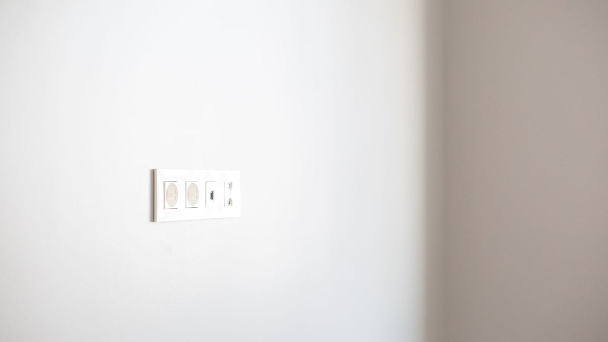 Prise électrique moderne sur un mur blanc, sécurité avant tout