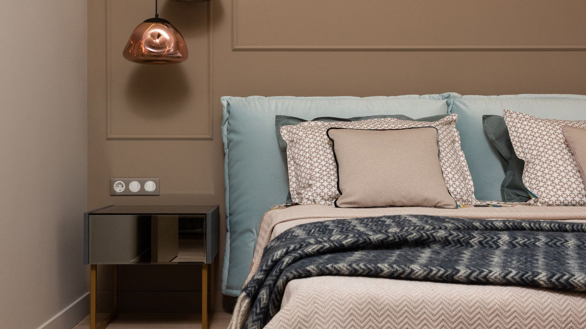 Chambre avec suspension de chevet au-dessus de la table de nuit