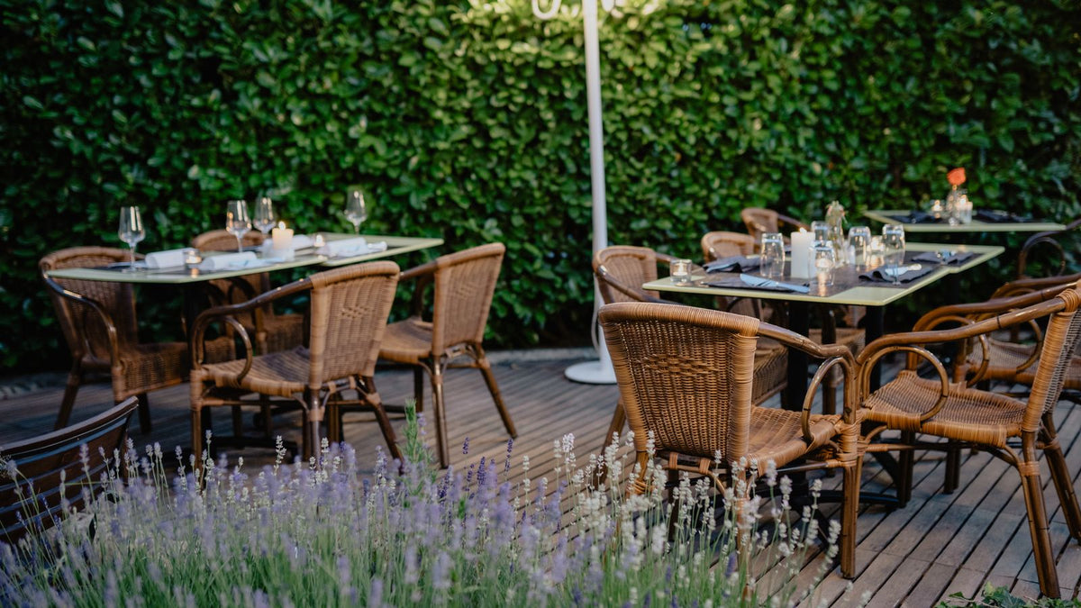 Terrasse végétalisée éclairée le soir par des lampes sans fil