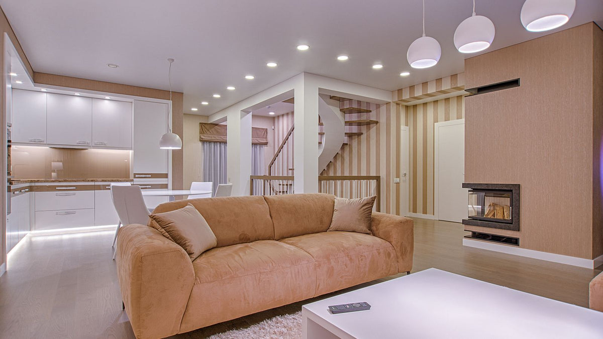Salon moderne baigné d'une lumière chaude, température de couleur douce