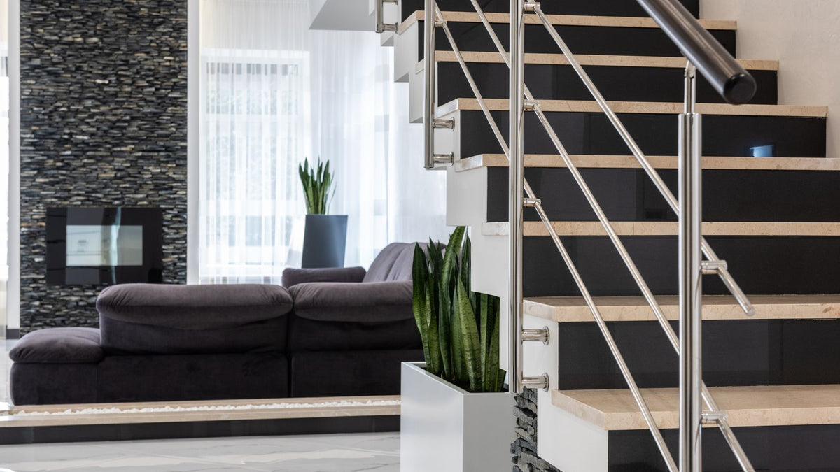 Séjour moderne avec escalier et mur en pierre naturelle