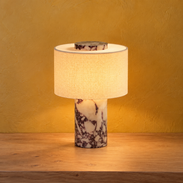 Kabellose Nachttischlampe aus geädertem Marmor und Leinen, aufladbar