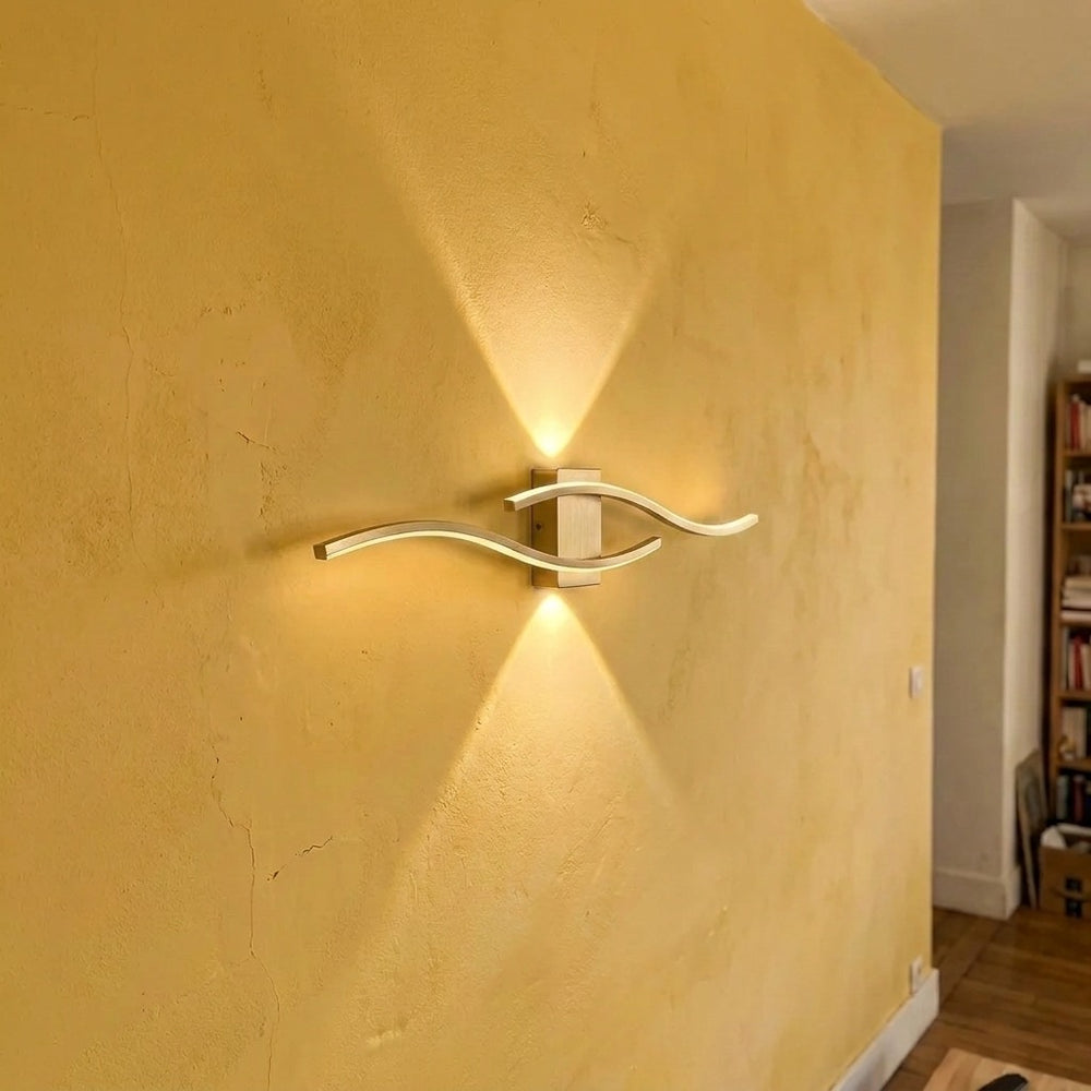 Applique murale salon LED, design moderne et simple - applique vague doree allumee sur mur jaune #or
