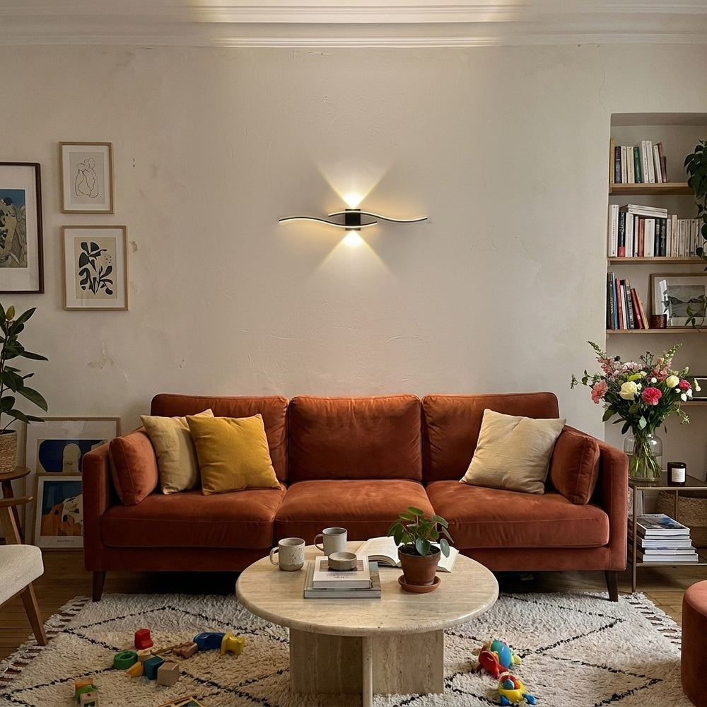 Applique murale salon LED, design moderne et simple - applique vague noire au dessus du canape #noir