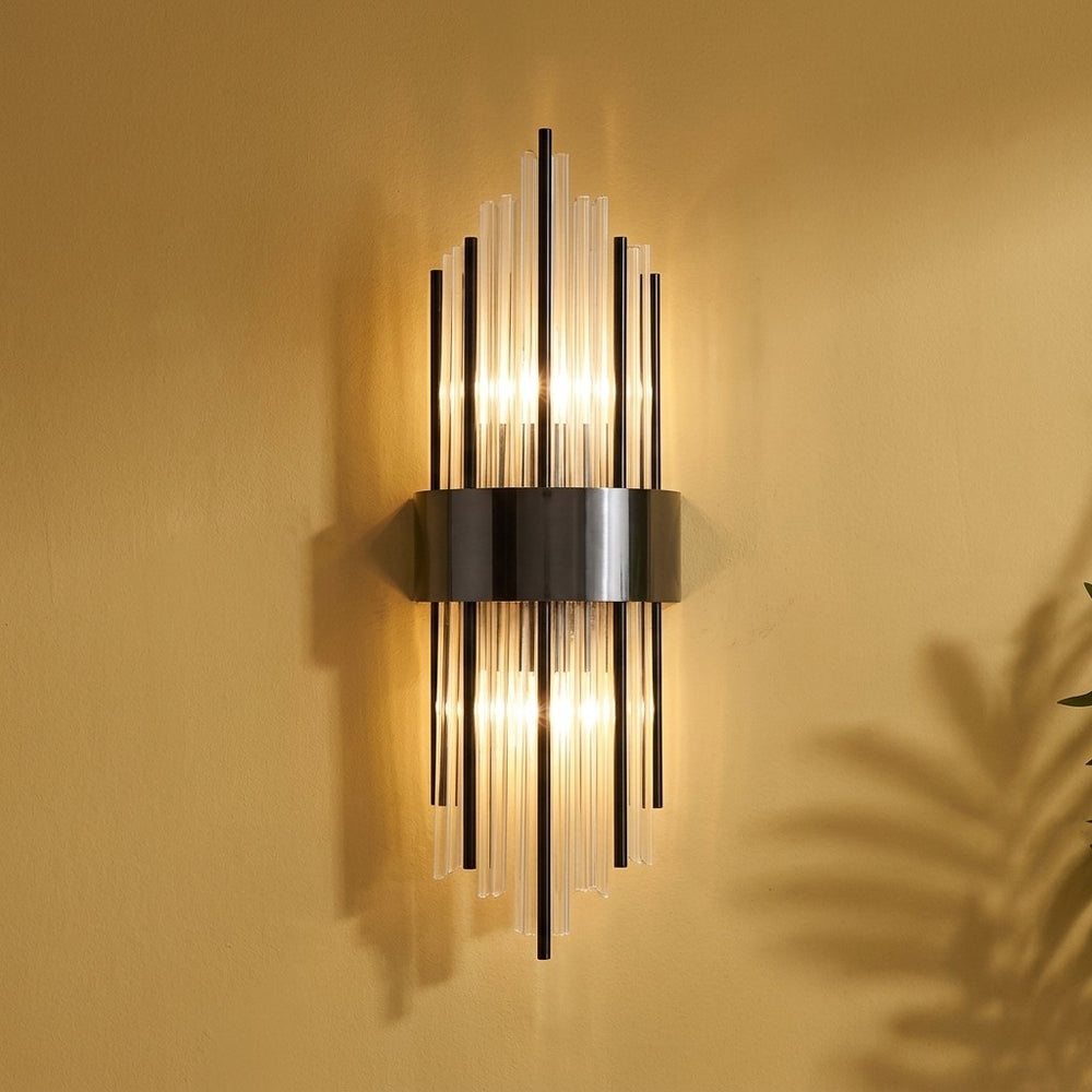 Applique murale cristal et acier noir, petit modèle, allumée sur un mur jaune #noir-petit-modele