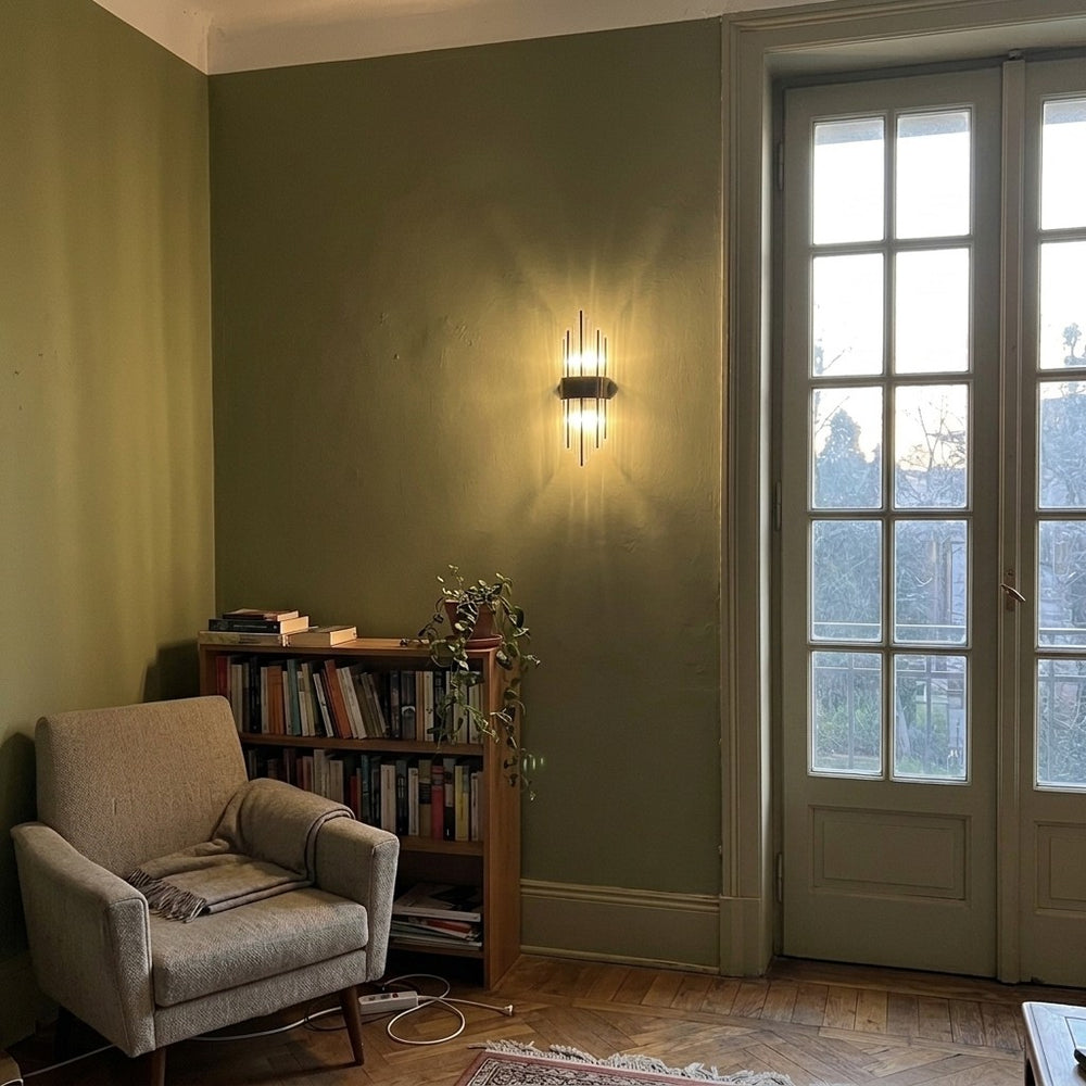 Applique cristal noire de 35 cm dans un salon vert olive près d'une porte-fenêtre #noir-petit-modele