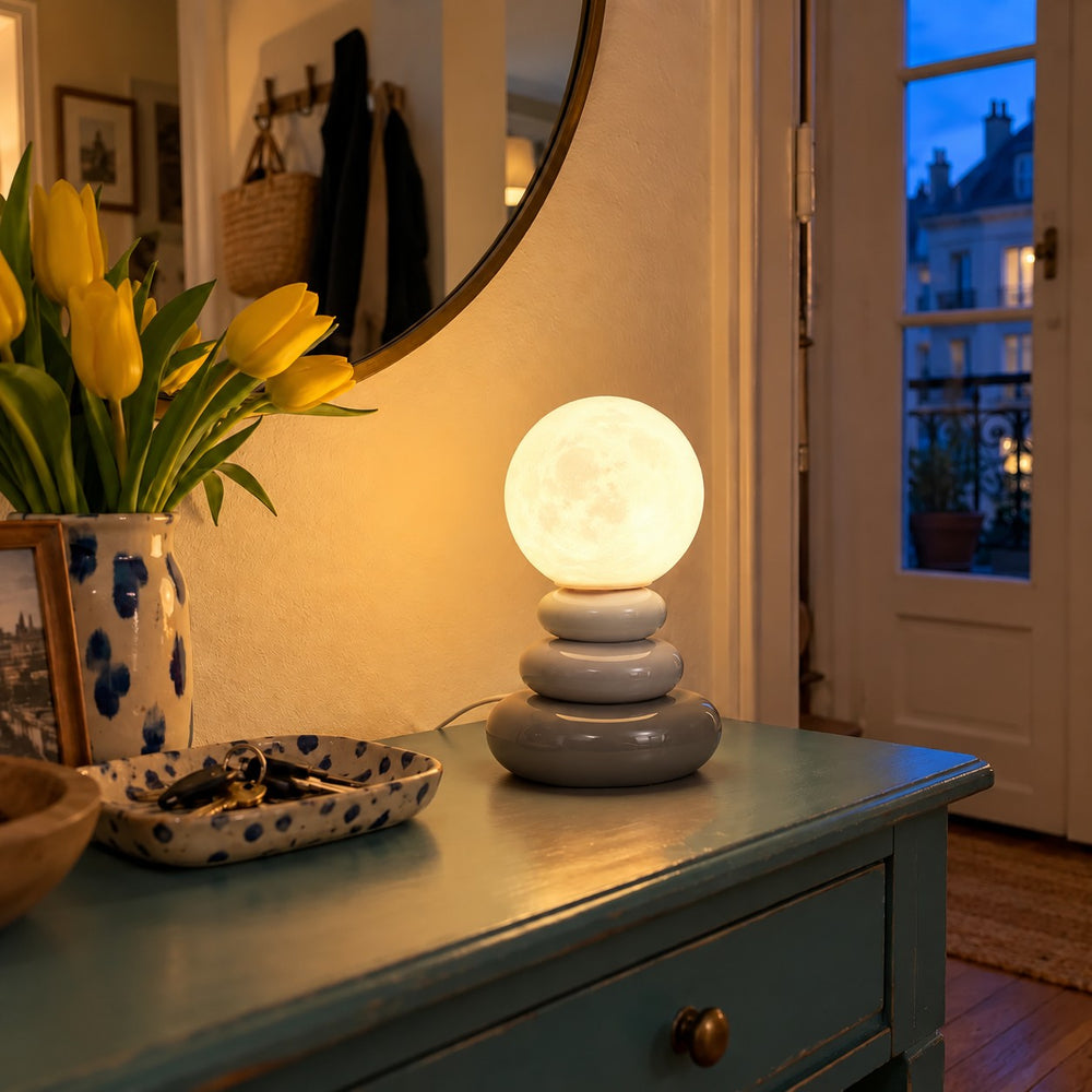 Lampe à poser galets empilés en céramique grise, globe effet lune #gris
