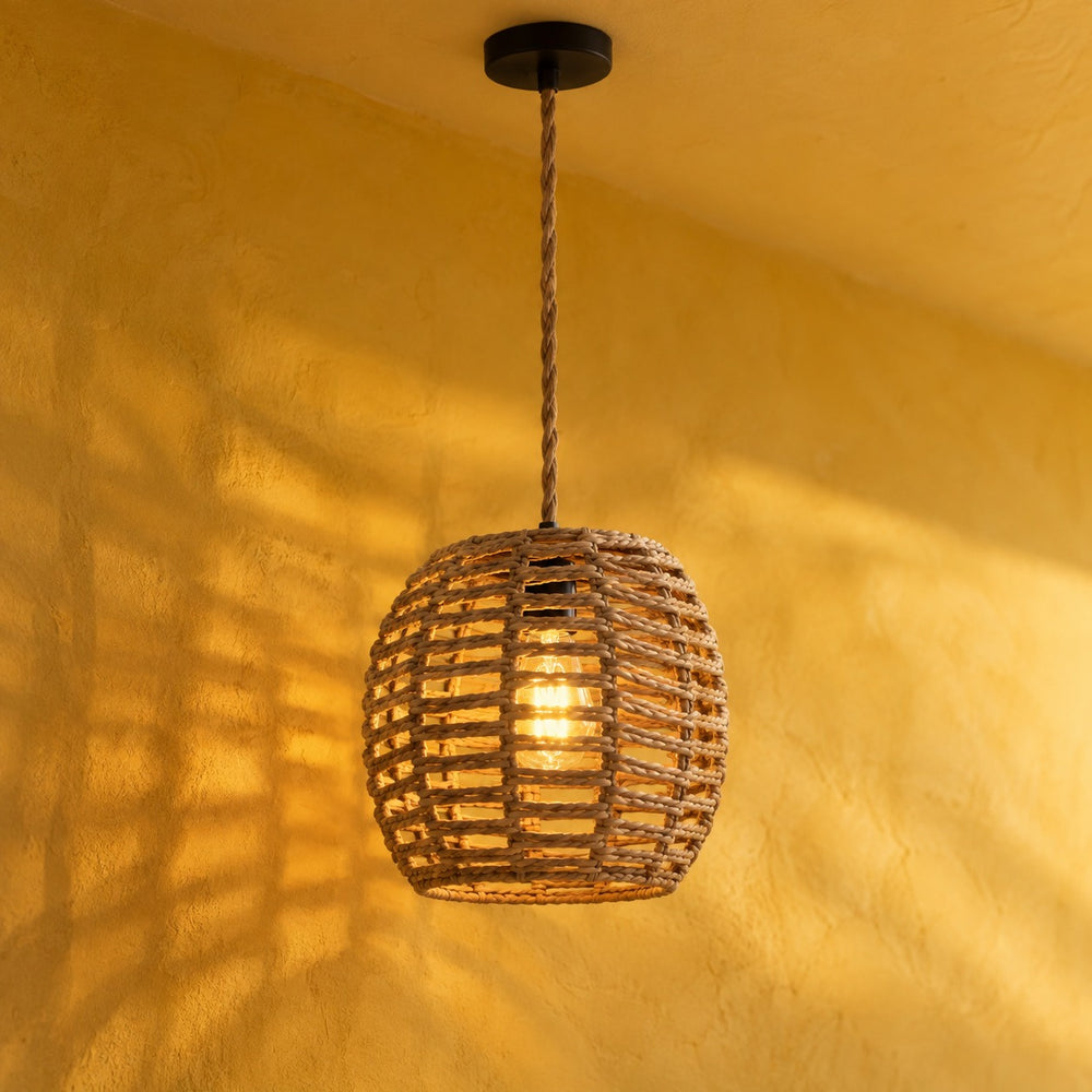 Suspension salon rotin tressé, vintage, douille E27 - suspension rotin devant un mur jaune