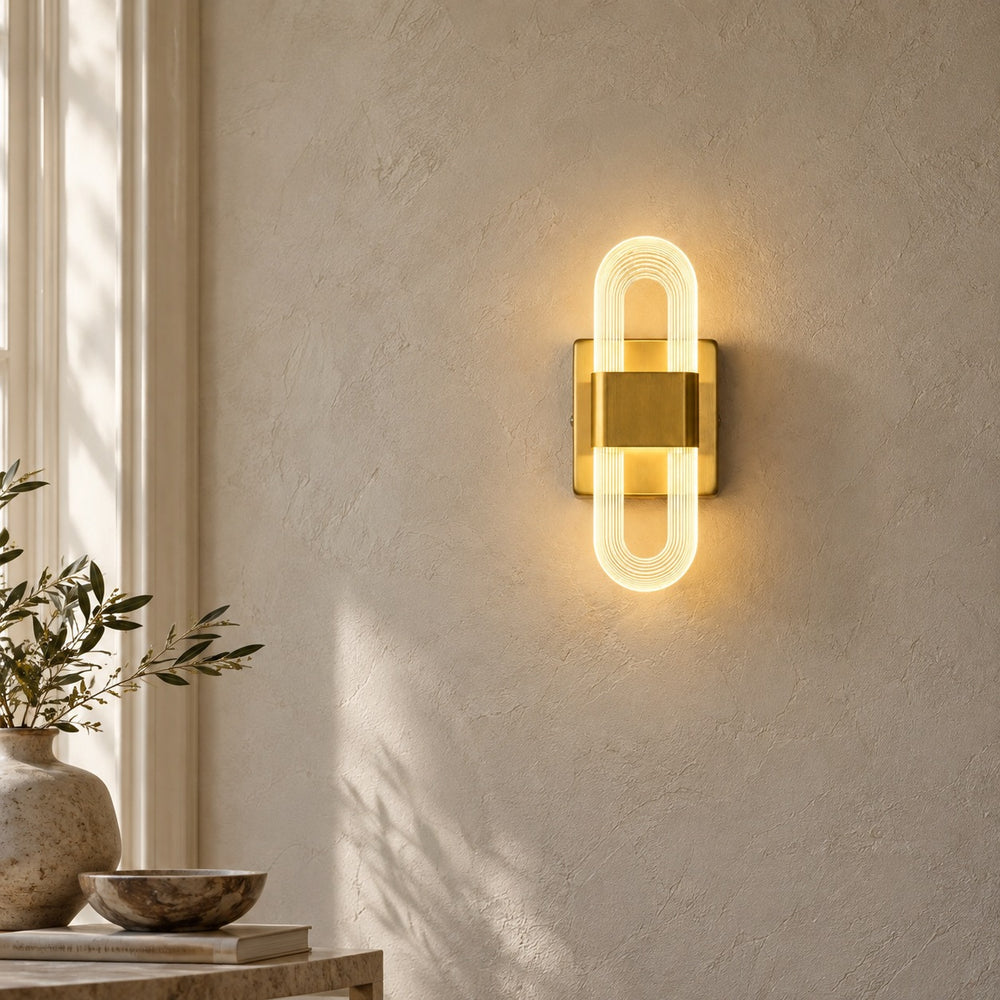Applique murale chambre tête de lit LED, lumière chaude - v8 applique de chevet doree sur un mur clair #dore