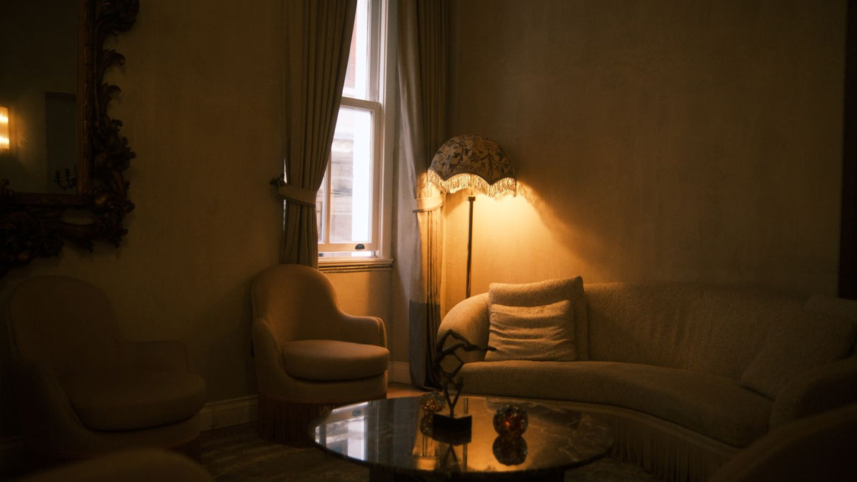 Fauteuil près d'un lampadaire à lumière tamisée en soirée