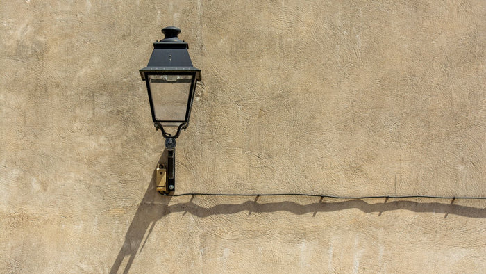 Applique en pierre et métal noir : minimalisme minéral