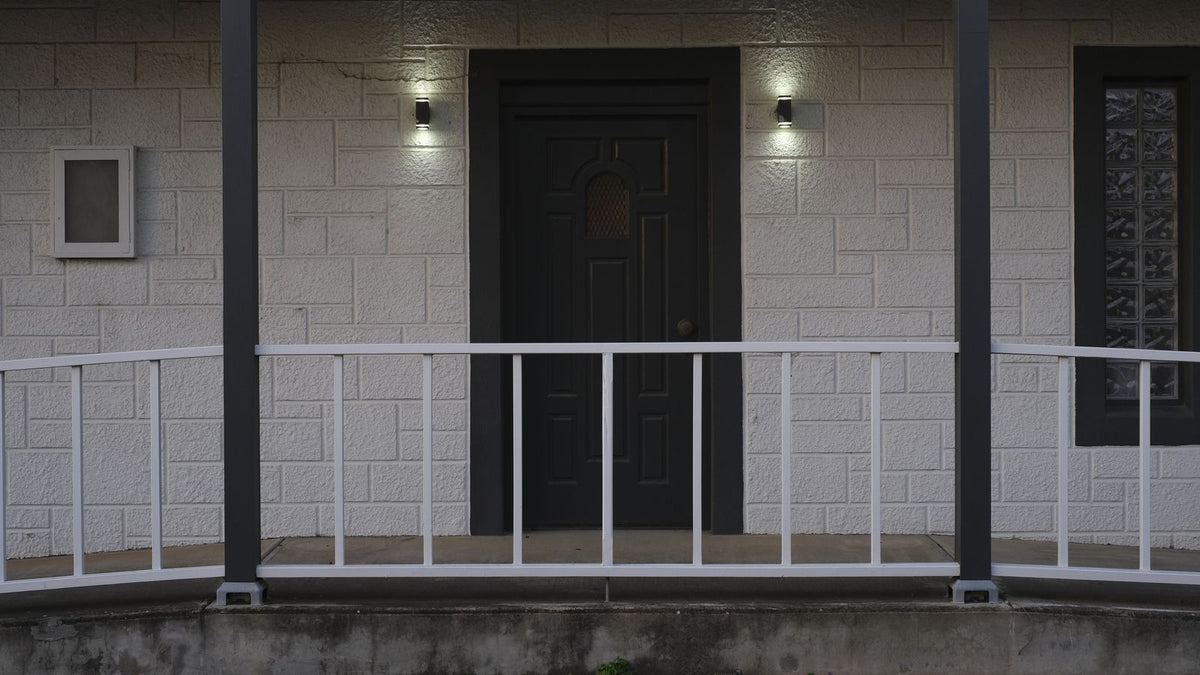 Entrée de maison éclairée par deux appliques extérieures LED