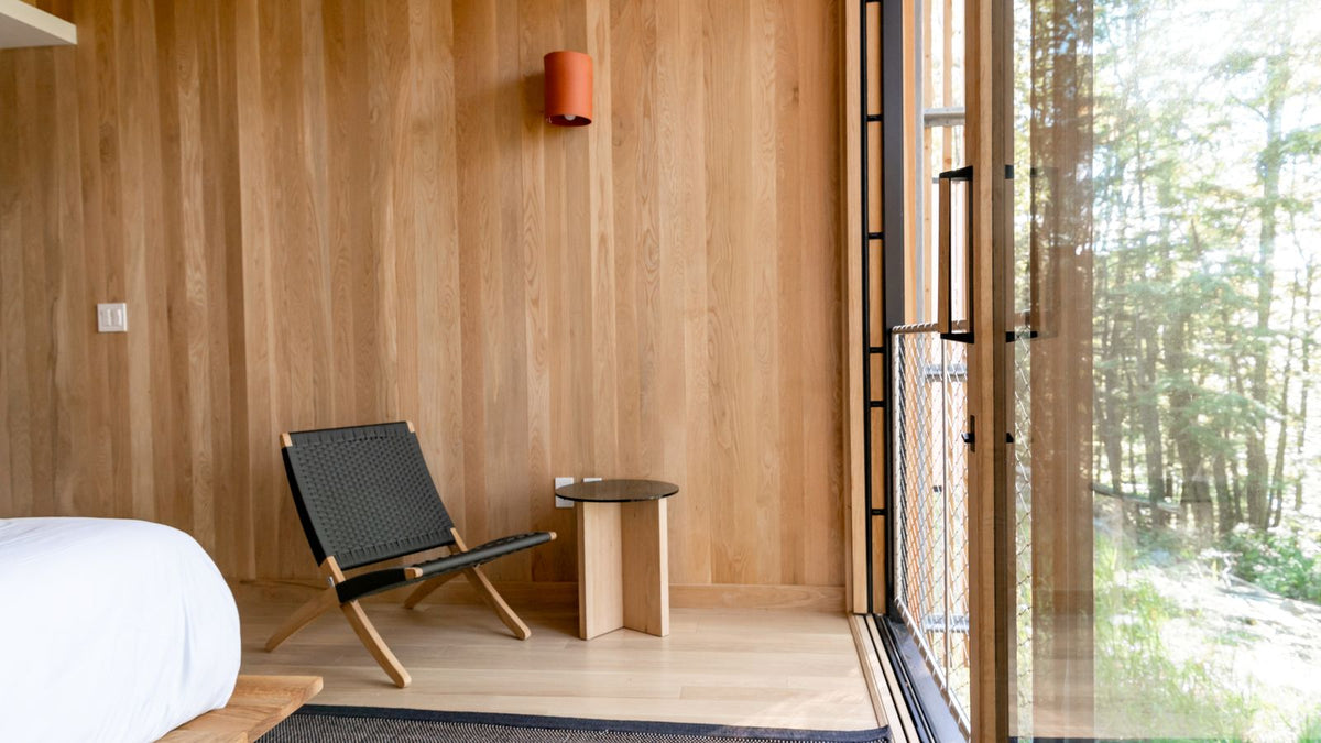 Pièce lambrissée de bois avec applique murale et fauteuil en cuir