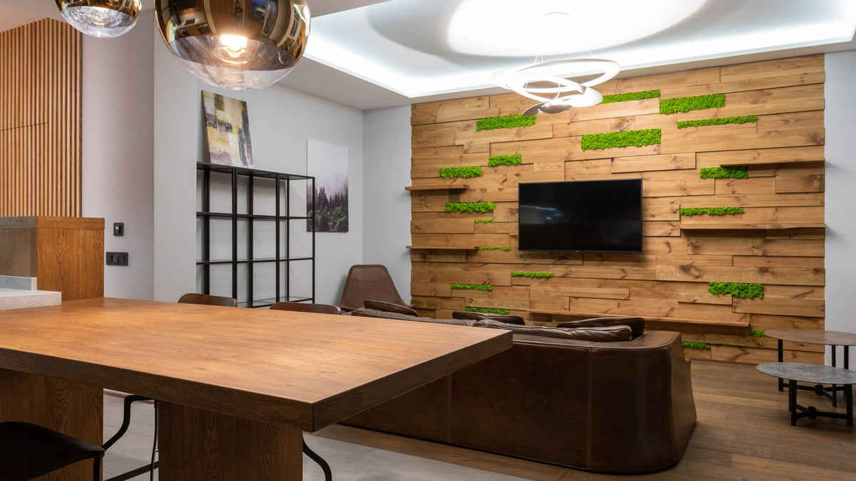 Mur d'accent en bois éclairé par des LED dans un séjour moderne