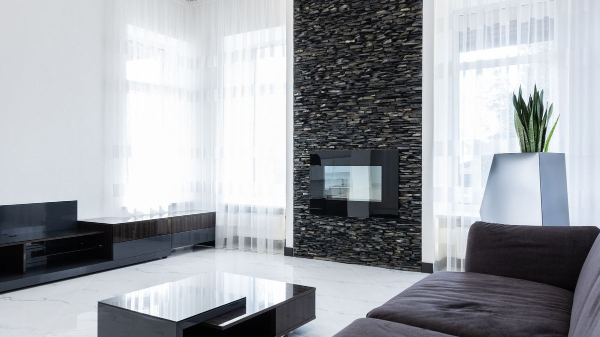 Salon moderne avec cheminée en pierre naturelle, idée de décoration
