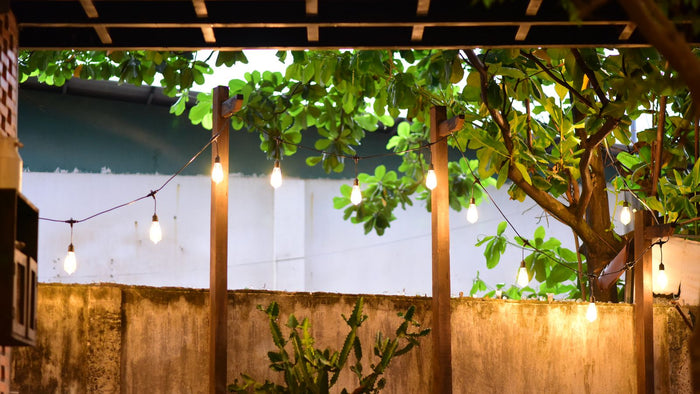 Éclairer un balcon : solutions sans fil, applique et règles de copropriété