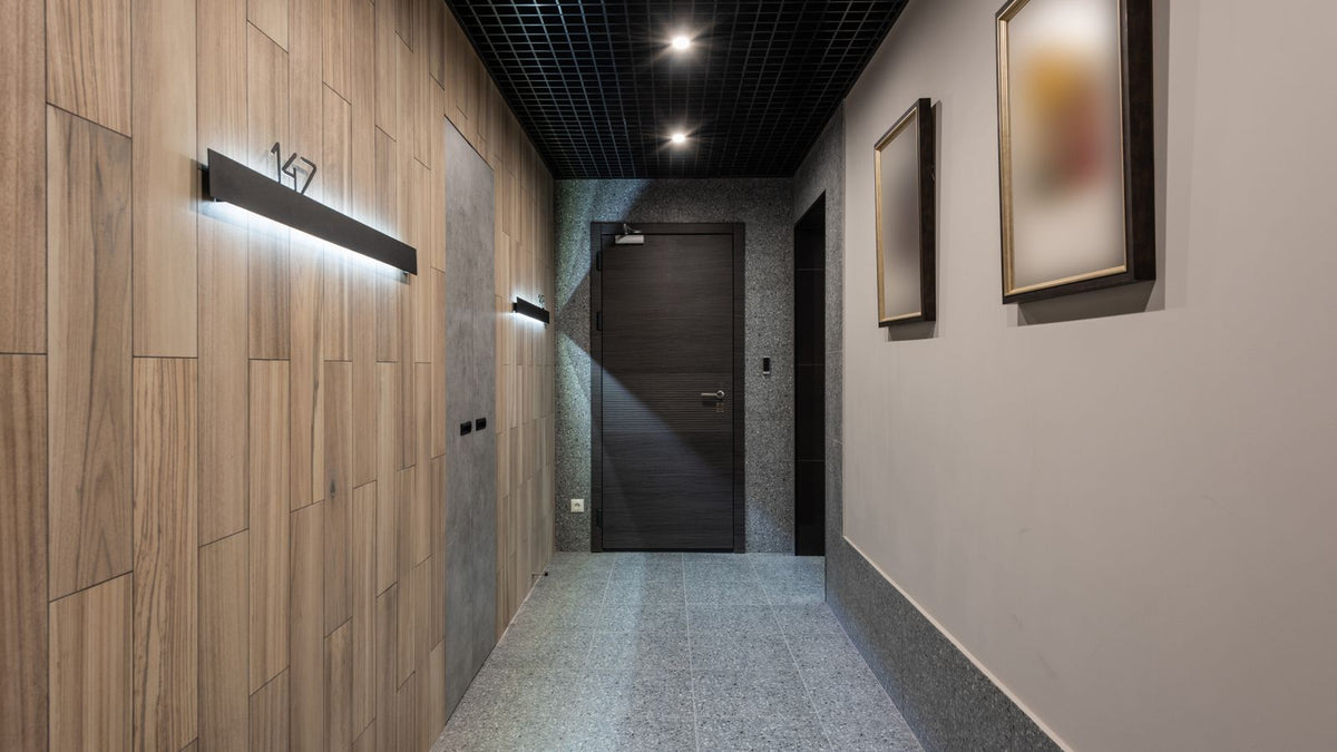 Couloir d'hôtel contemporain aux lambris éclairés avec douceur