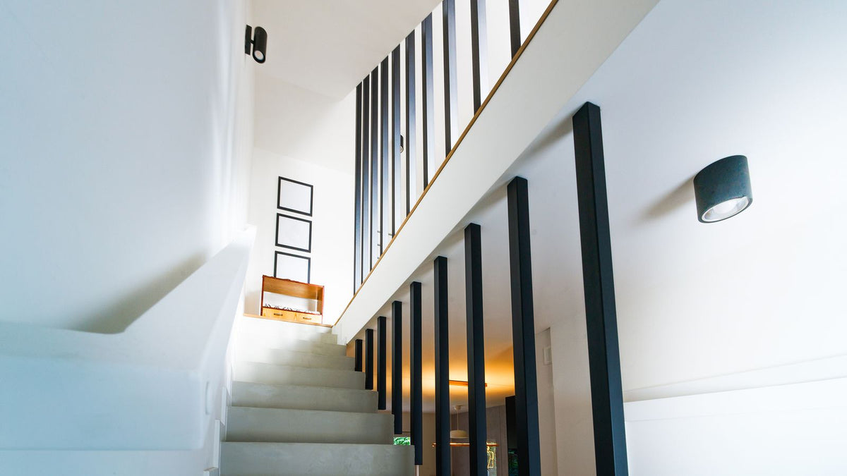 Escalier intérieur moderne bien éclairé pour monter en toute sécurité