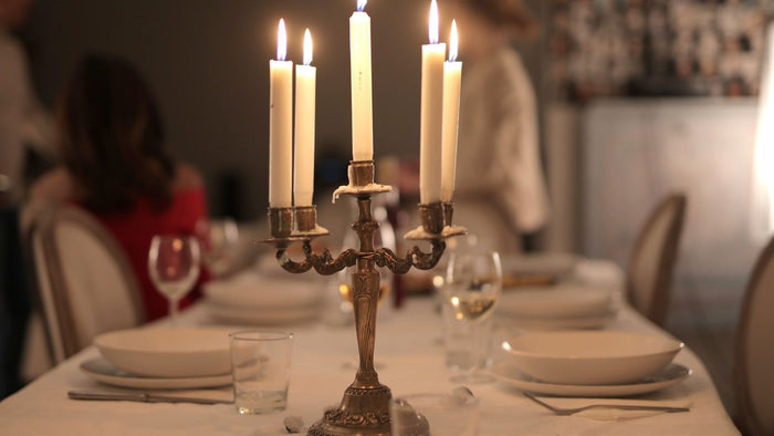 Éclairer une table de Noël : bougies, LED et suspension basse