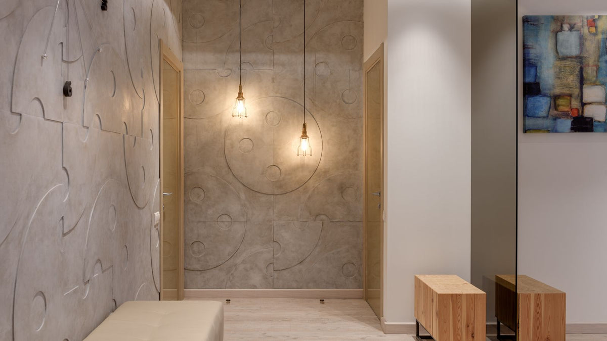 Couloir éclairé par des luminaires au plafond au-dessus d'un banc