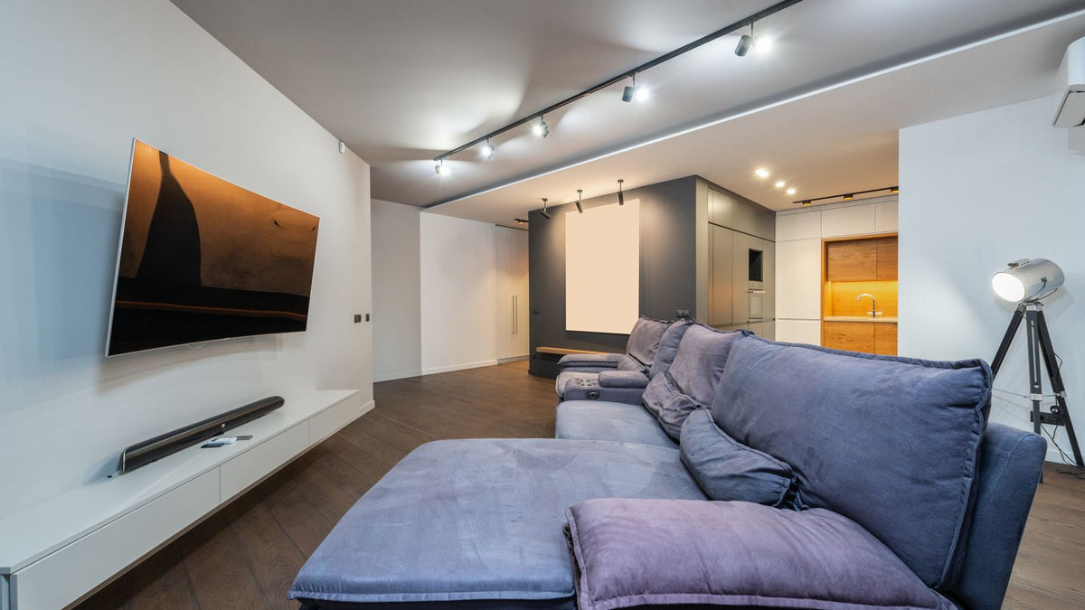 Salon spacieux et élégant éclairé par plusieurs couches de lumière