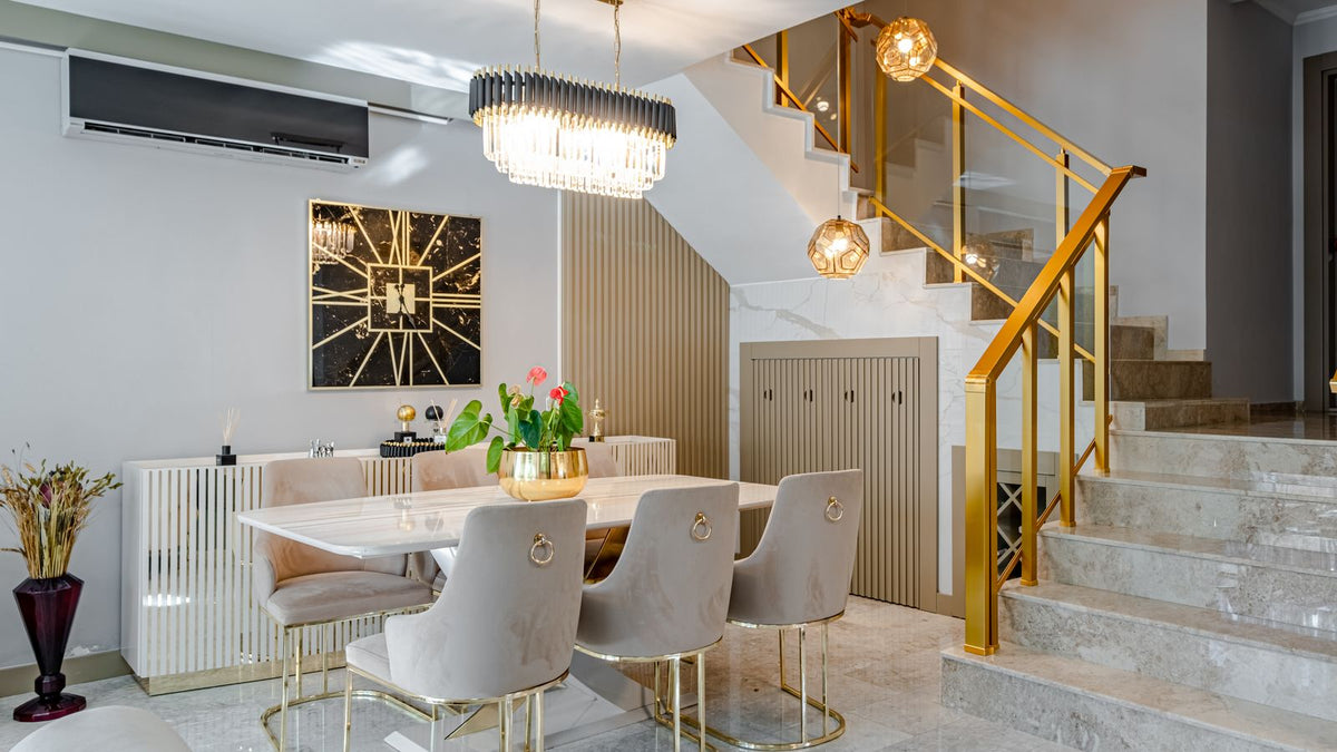Salle à manger moderne avec table en marbre et accents dorés en laiton