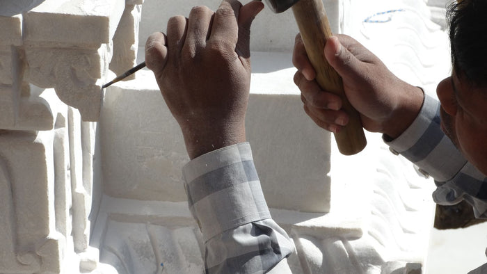 Pierre sculptée main ou usinée : reconnaître un luminaire de qualité