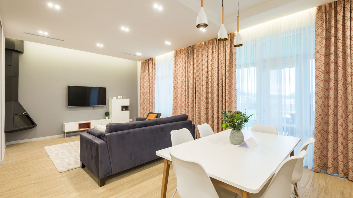 Salon lumineux avec éclairage sûr et bien installé