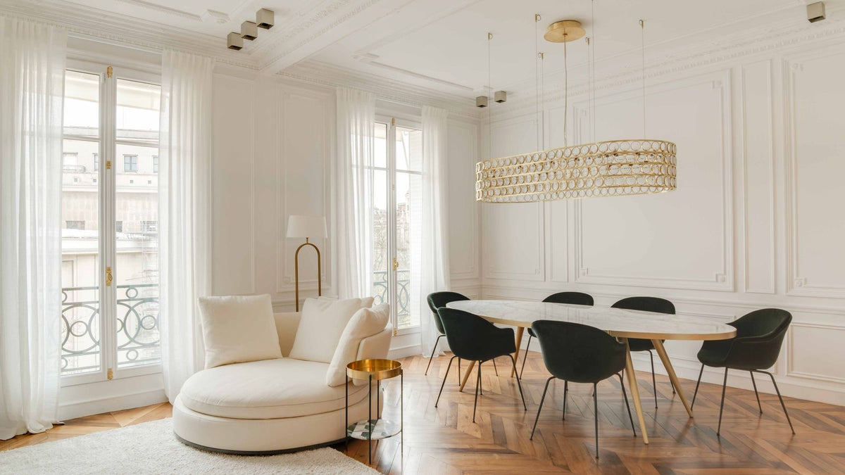Appartement haussmannien blanc avec lustre et grandes fenêtres