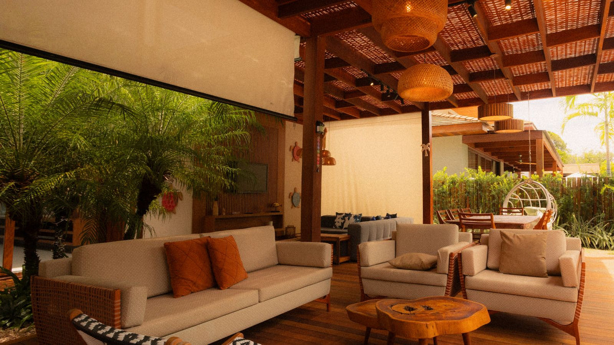 Terrasse couverte chaleureuse éclairée par des suspensions extérieures