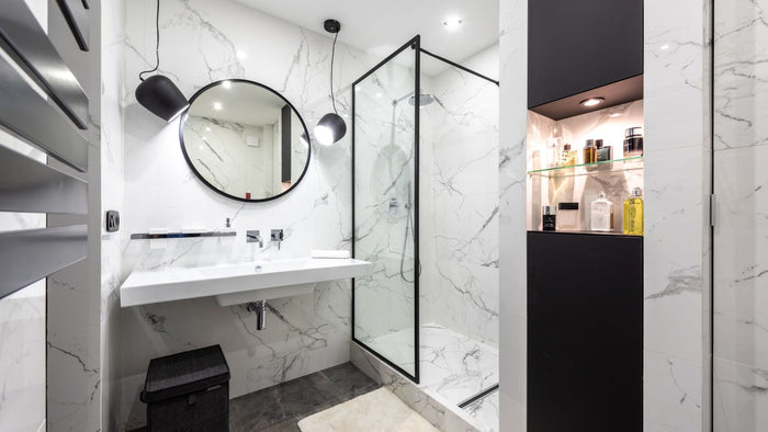 Suspension toilettes : taille, hauteur et lumière pour des WC réussis