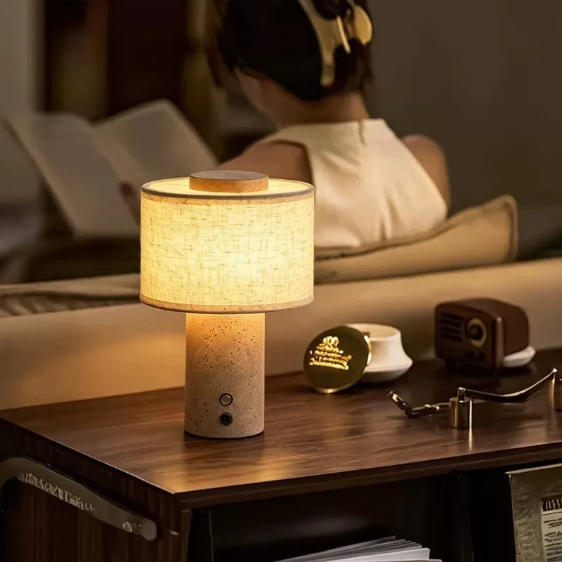 Lampe de chevet sans fil en travertin et lin, rechargeable USB-C