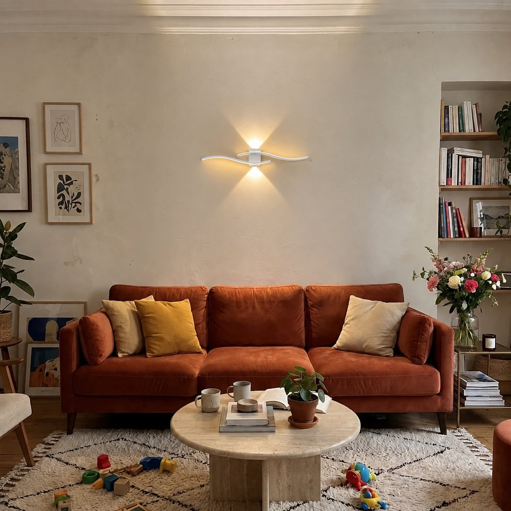 Applique murale salon LED, design moderne et simple - applique vague blanche au dessus du canape #blanc
